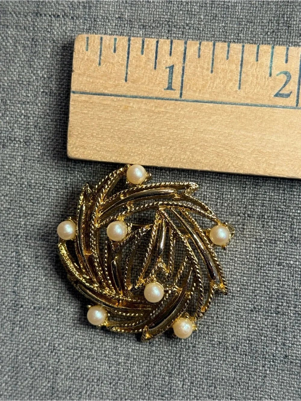 Vintage Textured Gold Tone Wreath‎ Brooch with Faux Pearl Accents Swirl MCM